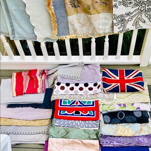 Beautiful Assortmentb of Decorative Pillows - Picture 5 of 8